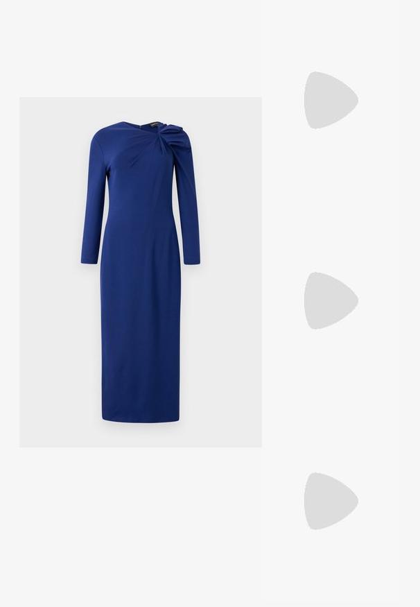 Vestido longo azul royal com mangas longas e um detalhe torcido franzido no decote, silhueta ajustada, comprimento até o tornozelo.; Salto slingback em patente preta com bico apontado, apresentando um padrão de pele de cobra texturizado, tira ajustável e um salto bloco curto e texturizado.; Bolsa de mão branca em couro com acabamento texturizado, featuring a corrente dourada e detalhes pretos. Inclui um bolso frontal e fecho com zipper.; Brincos em metal dourado com forma de arco alongado e curvado. Apresentam uma superfície lisa e brilhante, com uma ponta arredondada para um detalhe adicional.