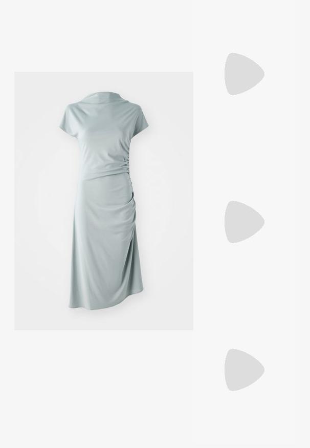 Jasnoniebieska sukienka z miękkiego materiału, o okrągłym dekolcie, krótkich rękawach i marszczeniu z jednej strony. Gładka tekstura i długość do kolan.; Czarne skórzane sandały z cienkimi paskami, niskim blokowym obcasem i kwadratowym noskiem. Posiadają zapięcie na klamrę i gładką teksturę.; Czarna skórzana torba na ramię w kształcie półksiężyca, o teksturowanej powierzchni, ze złotym zamkiem błyskawicznym i płaskim paskiem. Kompaktowy design odpowiedni na najważniejsze rzeczy.; Srebrne kolczyki perłowe w zakrzywionym, fasolowym kształcie. Gładka, błyszcząca powierzchnia, z zamknięciem na stalowy szpikulec i zatyczkę.