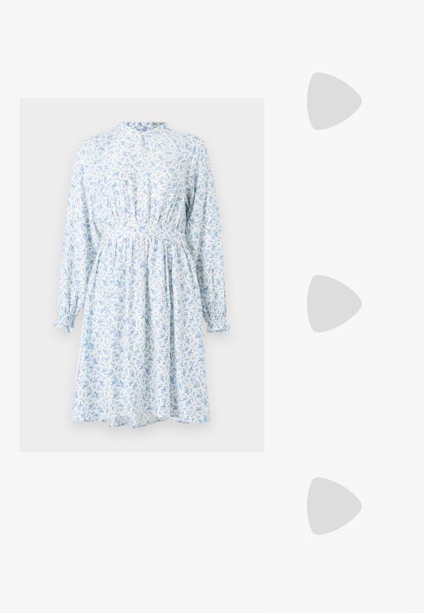 Vestido floral de tela azul claro y blanca, con mangas largas, cintura fruncida y escote alto. Presenta delicados patrones botánicos.; Zapato de tacón alto con punta afilada en una combinación de colores plateado, dorado y nude. Acabado brillante con diseño recortado, que presenta un tacón de aguja.; Bolsa de pouch metálica plateada con una forma suave y redondeada y un cierre en la parte superior con un nudo. Hecha de un material de imitación de cuero suave.; Pendientes de aro de plata con diseño retorcido, que presentan un acabado pulido y cierre de presión. Miden aproximadamente 3 cm de diámetro.