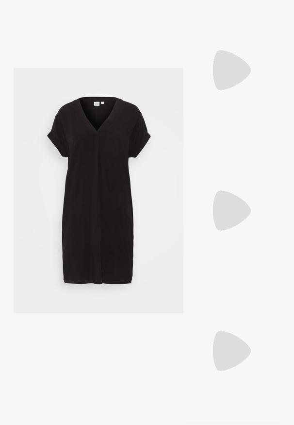 Črna kratka obleka s kratkimi rokavi in V-izrezom, sproščenega kroja. Narejena iz gladkega materiala z nežnim leskom, s srednjim šivom po sprednji strani.; Srebrna slingback visoka peta čevlja s špičastim nosom, metalnim finišem, dvema dekorativnima trakama in tanko peto z črnim vrhom.; Črna usnjena torbica z gladko teksturo. Ima nastavljiv trak in eleganten, minimalističen dizajn z zadrgo.; Srebrn dvojni prstan z gladko, polirano površino. Ima tekoč, ukrivljen dizajn z prekrivajočimi se sekcijami za sodoben videz.