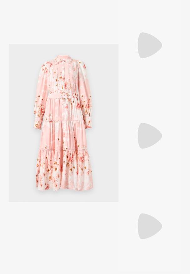 YAS YASBILLA - Skjortekjole - chintz rose; Sorte patentlær slingback-sko med spiss tå, ankelremmer med sølvspenner og detaljer, og en slank hæl.; Gullfarget metallisk håndveske med en strukturert design, glatt tekstur og justerbar stropp. Har en unik trekantet form og minimalistisk søm.; Gullfargede øredobber med teksturerte, bølgete former. Inkluderer skulpturelle klipsstuds og åpen hoop-design med en hamret finish.