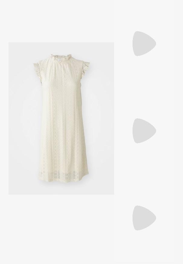 Csipkeborítású ruha törtfehér színben, magas fodros gallérral és rövid fodros ujjakkal, hullámos vonalakkal díszítve.; Fényes bordó bokacsizma vastag fekete sarokkal, sima felülettel és egyszerű dizájnnal. Nincsenek látható zárak vagy minták.; Teknősbéka mintás napszemüveg, ovális lencsékkel, barna árnyalatú, vékony karokkal, amelyek texturált mintával rendelkeznek, könnyű műanyag keret.; Barna bőr válltáska sima felülettel, lekerekített formával, széles pánttal és kör alakú fém akcentussal a fogantyún.