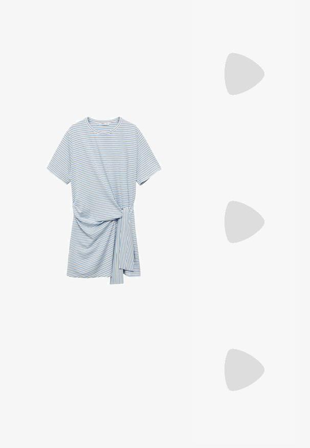 Gestreepte T-shirt jurk in lichtblauw met strepen van verschillende breedtes in wit en bruin. Heeft een knoopdetail aan de zijkant en korte mouwen.; Bruine gepatineerde leren slingback-schoen met een spitse neus en een gematigd hakje. Voorzien van een gespsluiting voor een veilige pasvorm. Glad van textuur.; Bruine schildpadbril met ovale lenzen, dunne armen en transparante accenten. Heeft een subtiele logo op de tempel. Strak, lichtgewicht ontwerp.; Bruine leren schoudertas met een gebogen vorm, gouden hardware en een gespaccent. Bevat een afneembare schouderriem.