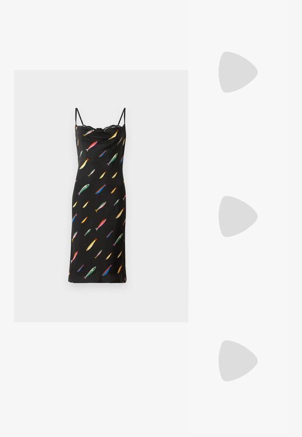 Zwarte mouwloze jurk met een cowl-halslijn, gemaakt van een gladde stof. Heeft een kleurrijke visprint door de hele jurk en kantafwerking bij de halslijn.; Witte katoenen t-shirt met korte mouwen, ronde halslijn, comfortabele pasvorm en gestikte zoom. Etiket zichtbaar aan de binnenzijde van de hals.; Zwarte gepatineerde leren slingback pump met een puntige neus, slanke hak en een subtiel uitgesneden ontwerp. Bevat een gouden gesp op de band.; Zwarte leren handtas met een gestructureerde oppervlakte, zilveren hardware, sluiting met een haak, en een korte handgreep om te dragen. Compacter en gestructureerd ontwerp.