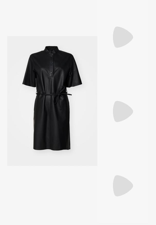 Emporio Armani DRESS - Dienas kleita - black beauty; Melnas ādas sārta kurpes ar smailu purngalu, šauru augstu papēdi un dekoratīvu loku akcentu. Gluda tekstūra un elegants dizains.; Sudrabaini metāla plecu soma ar gludu tekstūru, izliekta dizaina, ķēdes siksnu un pulētu priekšējo paneli ar smalku logotipa gravējumu.; Sudeļi ar plūstošu spirālveida dizainu. Gluda tekstūra ar pulētu apdari. Iezīmējas ar maigu spīdumu un nav redzamu rotājumu.