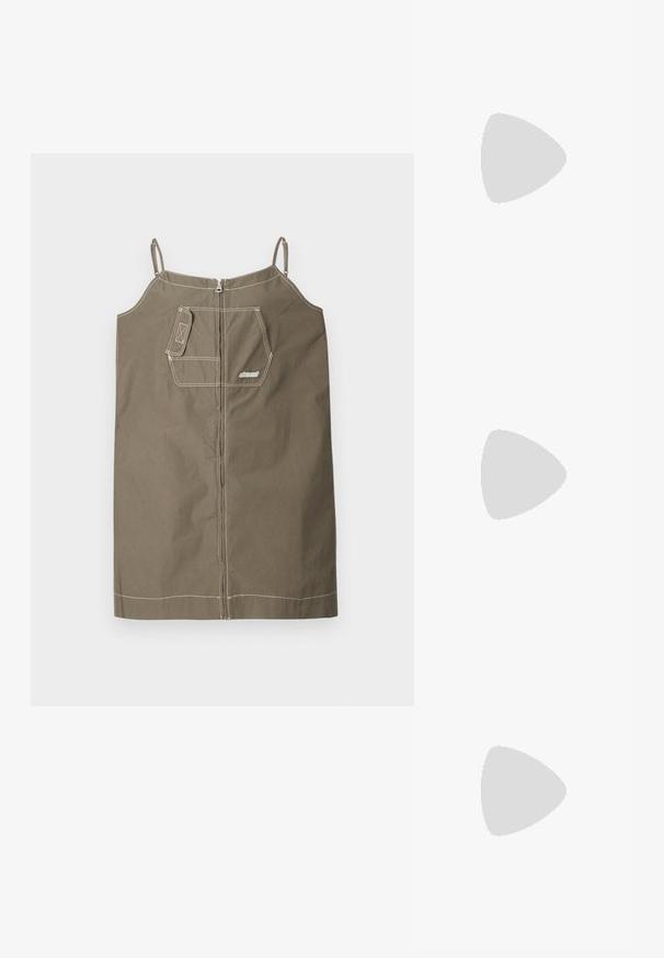 Vestido sem mangas verde oliva, feito de algodão, com fecho de correr. Apresenta um único bolso no peito, costura em contraste e alças ajustáveis.; Sapatilhas brancas de couro com uma sola branca espessa, detalhe em camurça preta no calcanhar e logótipo em relevo na lateral. Design com atacadores e seis ilhós.; Óculos de sol oversized pretos com forma geométrica, apresentando lentes escuras e um detalhe cinza em contraste na armação. Logotipo na haste.; Brincos de argola prateados com um acabamento suave e brilhante. Forma arredondada, design leve, com fecho de pino.