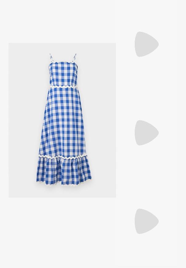Vestido sem mangas azul e branco com padrão de quadros, com uma bainha franzida e acabamento em ondas na cintura, feito de um tecido leve.; Sandy em verniz preto com salto slingback, ponta afilada e salto geométrico. Apresenta um design elegante e minimalista com textura suave.; Óculos de metal dourado com lentes ovais, hastes finas e almofadas nasais transparentes. Apresenta acentos sutis nas dobradiças e lentes transparentes.; Bolsa de couro preta com forma curva, alça destacável e detalhes em dourado. A bolsa possui uma aba com detalhe de fivela.
