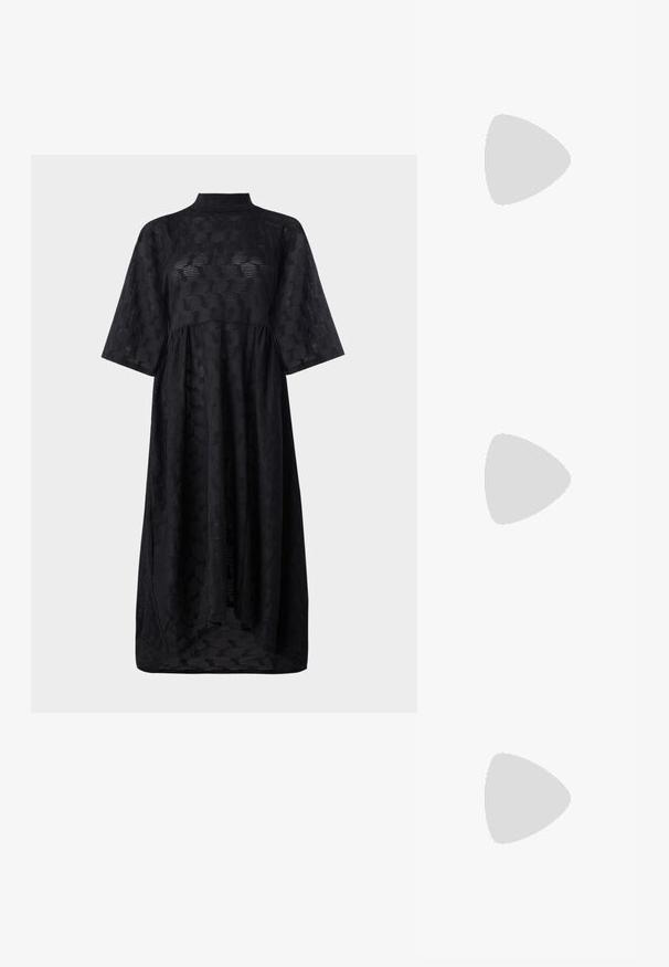 Henrik Vibskov VERY TURTLE DRESS - Φόρεμα ημέρας - black; Άσπρο κοντομάνικο μπλουζάκι φτιαγμένο από ριγέ ύφασμα. Στρογγυλή λαιμόκοψη, κανονική εφαρμογή και διακριτές λεπτομέρειες ραφής. Χωρίς σχέδια ή γραφικά.; Μαύρο δερμάτινο μπαλαρίνι με στρογγυλή μύτη, λεία υφή, ελάχιστες λεπτομέρειες ραφής και σχεδίαση ευέλικτης σόλας.; Καφέ δερμάτινη τσάντα χειρός με κλείσιμο καπάκι, χρυσές λεπτομέρειες, ιμάντα ώμου και λεία υφή. Συμπαγές ορθογώνιο σχήμα.