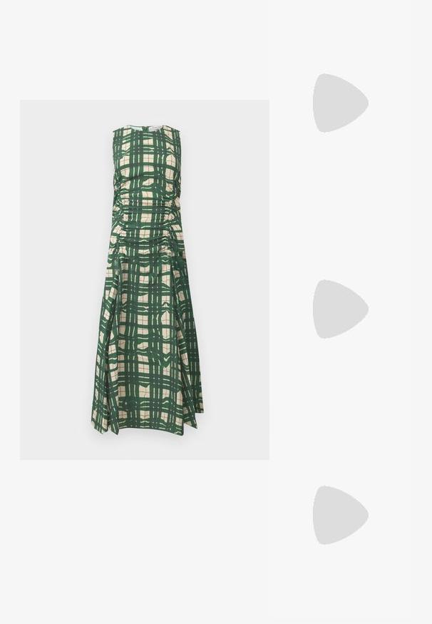 Zöld és krémszínű kockás ujjatlan ruha, oldalt ráncolt részletekkel és kerek nyakkivágással, sima textúrájú anyagból készült.; Fekete papucsok két puha, bolyhos pánttal, lapos gumitalppal és textúrázott talprészel a jobb tapadás érdekében. Egyszerű dizájn egy monokróm színvilágban.; Fekete, téglalap alakú napszemüveg gradációs szürke lencsékkel. Fekete műanyag keret ezüst színű fémelemekkel a templomokon. Könnyű kialakítás.; Fekete bőr kézitáska, struktúrált, téglalap alakú formával. Arany ovális kapoccsal és vékony vállpánttal rendelkezik. Sima textúrájú.