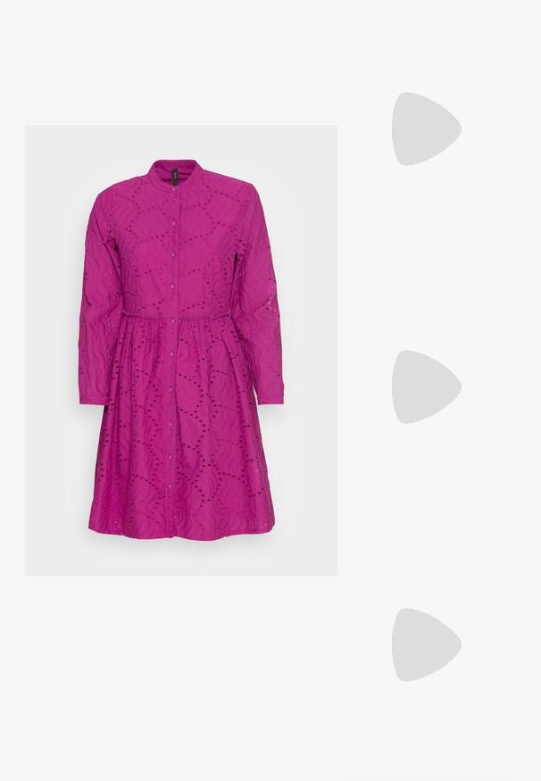 YAS YASBIM DRESS VIP - Vestido de dia - wild aster; Sandalha metálica dourada com um salto em bloco angular, duas tiras sobre o pé e uma tira ajustável no tornozelo. Textura suave.; Bolsa de couro preta com forma curva, alça destacável e detalhes em dourado. A bolsa possui uma aba com detalhe de fivela.; Brinco em metal dourado com um design elegante e curvo. Apresenta uma forma pontiaguda distinta, superfície polida e fecho por dobradiça.