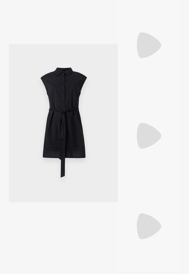 Vestido camisola preto de manga curta com fecho frontal de botões e faixa na cintura. Feito de um tecido suave, apresenta um colarinho estruturado e um design minimalista.; Sapato de salto alto com bico fino, em tons de prata, dourado e nude. Acabamento brilhante com design recortado, apresentando um salto stiletto.; Saco metálico prateado com uma forma suave e arredondada e um fecho em topo atado. Feito de material de imitação de couro suave.; Brincos de argola prateados com um design torcido, apresentando um acabamento polido e fecho tipo post. Medem aproximadamente 3 cm de diâmetro.