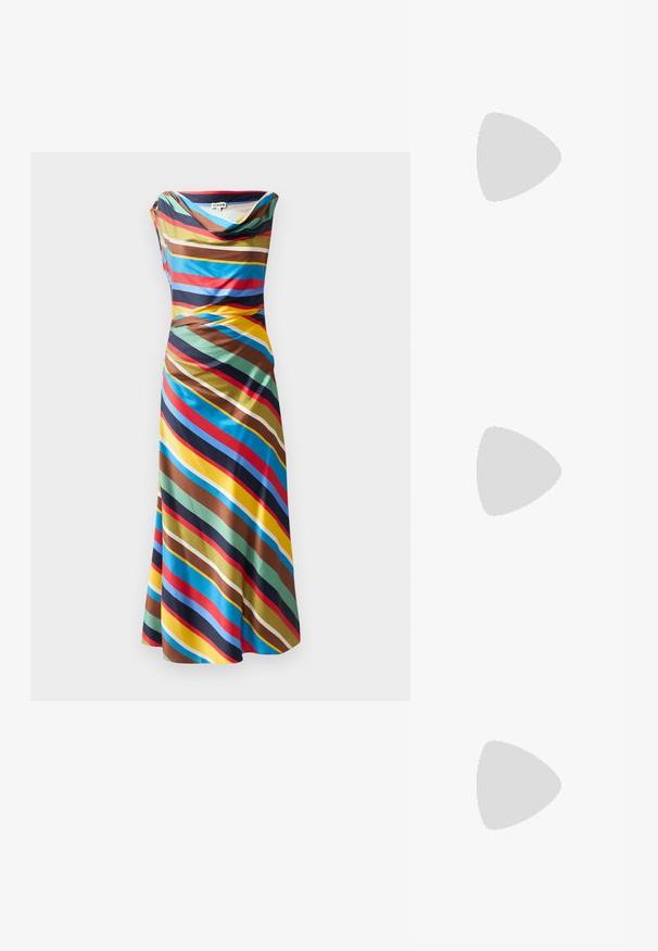 Haljina s kapuljačom koja ima dijagonalne višebojne pruge u plavoj, crvenoj, smeđoj i žutoj boji. Izrađena je od glatkog, laganog materijala.; Crne lakirane slingback pete s oštrim vrhom, s teksturiranim uzorkom zmijske kože, podesivom remenom i kratkom, teksturiranom blok-petom.; Crna kožna torba preko ramena s dva prednja džepa, zlatnim kopčama, zatvaranjem na zip i uskim remenom. Teksturirana površina i kompaktan pravokutan oblik.; Zlatne metalne naušnice u obliku obruča s zakrivljenim, izduženim oblikom. Imaju glatku, sjajnu površinu i zaobljeni vrh za dodatni detalj.
