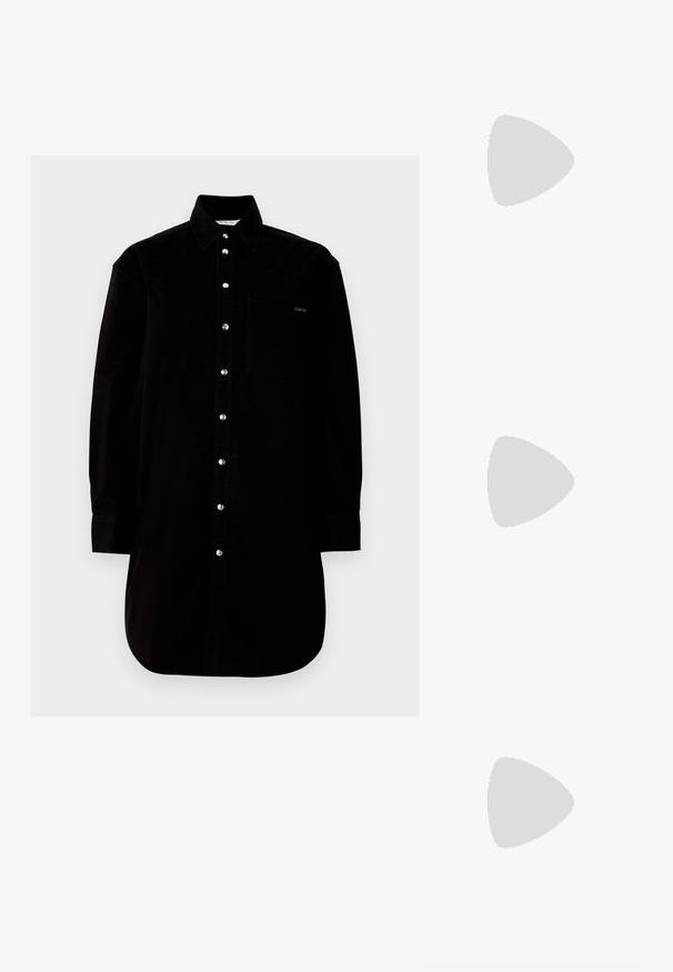 Camicia nera in cotone con colletto, maniche lunghe, chiusura a bottoni e taschino sul petto. Presenta bottoni argentati e un orlo curvo.; Sandali neri con tacco alto presentano sottili cinturini con design annodato, una punta quadrata liscia e un elegante tacco a spillo.; Borsa a mano metallica grigia chiara con tracolla a catena, impreziosita da piccoli chiodi metallici circolari e da un logo triangolare del marchio.; Orecchini a cerchio in argento con una finitura liscia e lucente. Forma arrotondata, design leggero, con chiusura a perno.