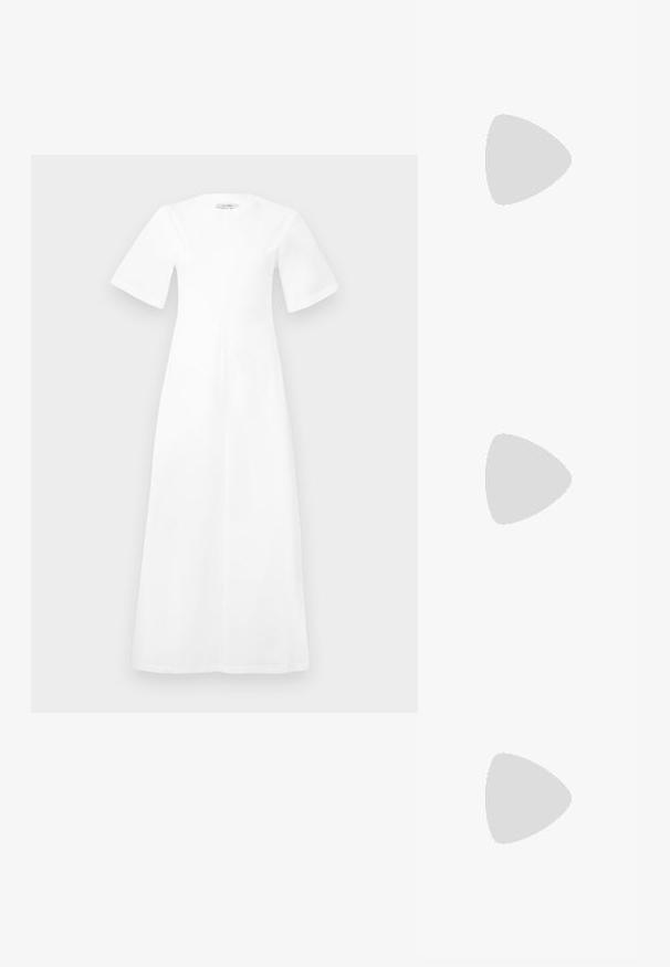 Weißes, knielanges Kleid mit kurzen Ärmeln, rundem Ausschnitt und lockerer Passform, aus glattem Stoff ohne sichtbare Muster oder Akzente.; Schwarze Absatzmules mit glänzendem Finish, offenem Zehenbereich und einem breiten Riemen. Der Blockabsatz mit geometrischer Form sorgt für Stabilität. Silberne Akzentdetails.; Calvin Klein BOLD SMALL SHOULDER BAG - Handtasche - white; Goldbeschichtete Halskette mit einem glatten, geschwungenen zentralen Akzent. Verfügt über eine flexible Kette mit einem Karabinerhaken und zusätzlichen verstellbaren Kettengliedern.; Goldbeschichtete Halskette mit einem glatten, geschwungenen zentralen Akzent. Verfügt über eine flexible Kette mit einem Karabinerhaken und zusätzlichen verstellbaren Kettengliedern.