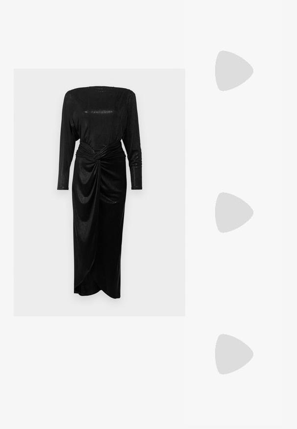 Rochie neagră cu mâneci lungi și textură lucioasă, prezentând un detaliu răsucit în talie și un tiv asimetric, oferind o siluetă elegantă.; Pantofii slingback din piele neagră, cu vârful ascuțit, curele decorative cu ochiuri din metal și toc bloc mic. Suprafață texturată.; Geantă de mână din piele neagră cu un lanț din argint, având accente decorative în formă de aripi și cusături albe de-a lungul cusăturii de jos.; Două cercei în formă de aripi, fabricati din metal de culoare argintie cu strassuri rotunde, clare, și accente din metal de culoare aurie într-un design stratificat.