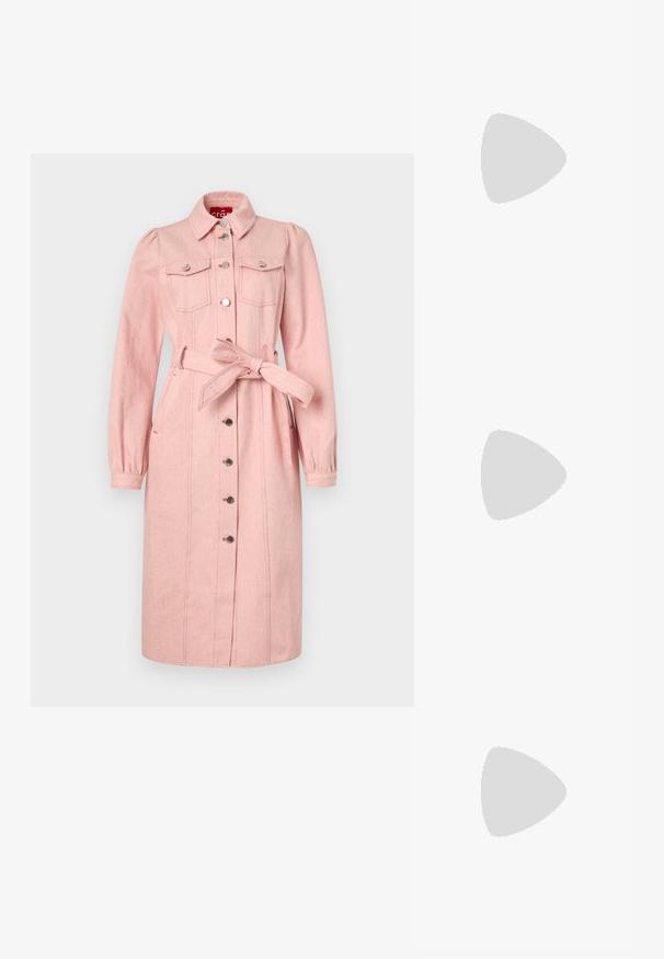 Vestido de denim cor-de-rosa com mangas longas, fecho à frente com botões, dois bolsos no peito, um cinto de laço na cintura e punhos elásticos.; Sapatilhas brancas de couro com uma sola branca espessa, detalhe em camurça preta no calcanhar e logótipo em relevo na lateral. Design com atacadores e seis ilhós.; Óculos de sol oversized pretos com forma geométrica, apresentando lentes escuras e um detalhe cinza em contraste na armação. Logotipo na haste.; Brincos de argola prateados com um acabamento suave e brilhante. Forma arredondada, design leve, com fecho de pino.