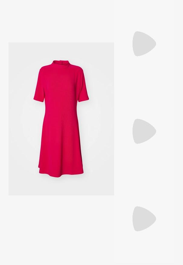 HUGO NEDESI - Džersejové šaty - bright pink; Biele kožené tenisky s hrubou bielou podrážkou, čiernym zamekom na päte a vyrazeným logom na boku. Šnurovací dizajn so šiestimi očkami.; Čierne oversized slnečné okuliare s geometrickým tvarom, s tmavými šošovkami a kontrastným šedým detailom na ráme. Logo na mostíku.; Strieborné kovové náušnice s hladkým tvarom kvapky a lesklým povrchom. Jemné rytiny pridávajú detail. Minimalistický dizajn.
