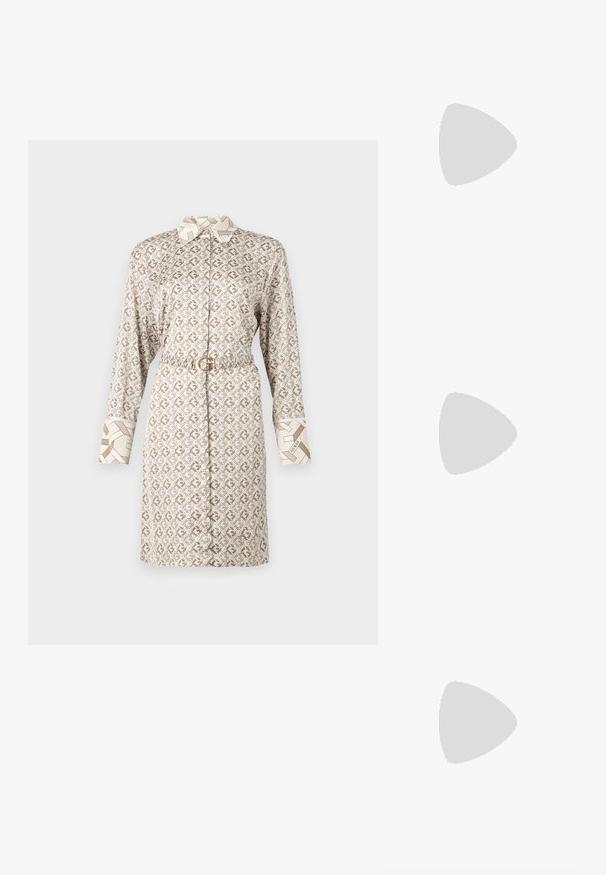 Rochie bej cu un model repetat, având un guler, mâneci lungi, o talie strânsă cu o curea aurie și manșete cu model.; Sandale negre cu toc înalt au curele subțiri cu un design legat, un vârf pătrat neted și un toc stiletto elegant.; Geantă metalică gri deschis, cu un strap din lanț, decorată cu mici ținte circulare metalice și un logo de marcă triangular.; Cercei rotunzi din argint cu un finisaj neted și strălucitor. Design ușor, având o formă rotundă și închidere cu tijă.