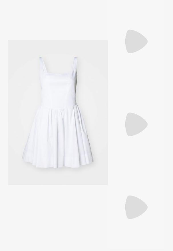 Witte jurk met een vierkante halslijn en dunne schouderbandjes. De bustier is aansluitend, leidend naar een uitlopende rok met een gladde textuur en geen zichtbare patronen.; Zwarte leren muiltjes met een spitse neus en hoge hak, gecombineerd met een witte laatjes met patroon en vetersluiting.; Maje MISS MINI - Schoudertas - noir; Gouden oorbellen met meerdere waterval kettingen, voorzien van heldere ovale rhinestone accenten en decoratieve studs aan de bovenkant.