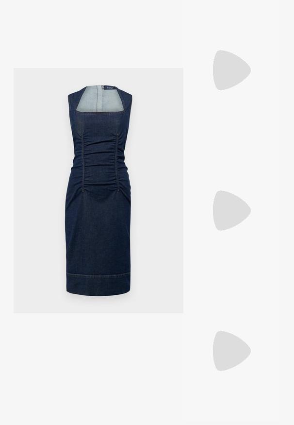 Sportmax AMPEX - Farmerruha - blu notte; Fekete bőr magassarkú szandál bokapánttal. Simább textúrájú, nyitott orrú és vékony sarkú. Arany színű csat részlet.; Fekete négyzet alakú napszemüveg vastag kerettel, sötét lencsékkel és textúrázott, csavart fekete szárakkal, amelyeken arany logós díszítés található.; Szőtt bézs táska, amelynek struktúrált kialakítása van, sima tetejével és hosszú pántjával. A texturált részletek fokozzák az összhatást.