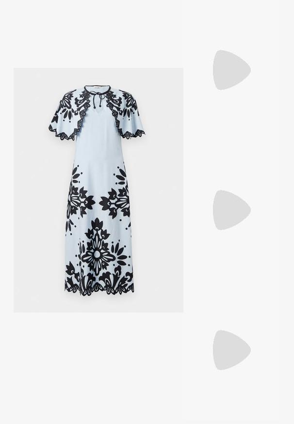 Gaiši zila kleita ar melniem ziedu rakstiem, īsiem kapakaņiem, apaļu kakla izgriezumu un viļņotu apmalīti. Aizdare kakla rajonā ar saitīti.; Balts ādas blokpārklājs ar siksniņu ap potīti, kurai ir sprādze un minimālistisks dizains. Atvērta purna un gludas virsmas visā apavā.; Zelta sekmju soma ar taisnstūra formu, kurai ir savīti ķēdes rokturi un metāla aizdare, kas atspoguļo gaismu ar teksturētu apdari.; Zelta krāsas auskari ar gludu, noapaļu dizainu, aprīkoti ar plānu stieples aizdari un pulētu apdari, lai iegūtu mirdzošu izskatu.