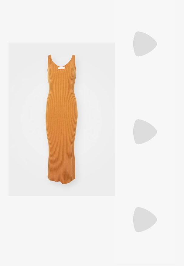 Rochie maxi tricotată cu model în dungi, într-o nuanță caldă de portocaliu, având un decolteu rotund, un design fără mâneci și o siluetă ajustată până la o fustă evazată.; Sandale negre cu un finisaj din piele netedă, având curele încrucișate și detalii decupate, cu o talpă plată și flexibilă.; Geantă din piele neagră în stil bucket, cu un finisaj texturat, accente din metal auriu și un compartiment deschis. Dispune de o mânere scurtă și un curea de umăr ajustabilă.; Lacate în formă de inimă, argintii, cu inscripții gravate "DA" și "NU", finisaj lustruit, design simetric și un închizător robust din metal.