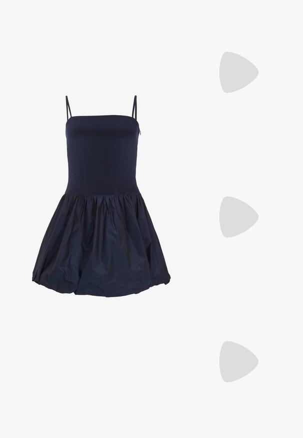 Tumedat sinise tooniga ilma varrukateta kleit, millel on sobiv pealisosa ja kogutud seelik kerge materjaliga, millel on õrn sära ja tekstuuri kontrast.; Mustad musta lakknahk kingad, millel on terav varvas ja geomeetriline plokkkonts. Omab elegantselt minimalistlikku disaini ja sujuvat tekstuuri.; Mustmust mustraha kõverate joontega, eemaldatava rihmaga ja kuldsete detailidega. Kotil on klapp, millel on pandladetail.; Kuldtoonis sõrmus, millel on orgaaniline, keerdunud disain sileda tekstuuri ja kitsenevate otstega, luues kaasaegse skulptuurilise välimuse.