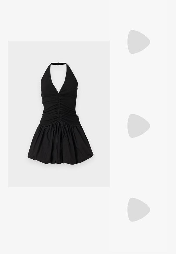 Černé halter šaty s hlubokým výstřihem do V, nařaseným živůtkem a rozšířenou sukní. Vyrobeno z měkké tkaniny s hladkým povrchem a detaily na stahování.; Černé kožené boty na podpatku s otevřenou patou a špičatou špičkou, s tenkým podpatkem a zlatým akcentem na nastavitelném pásku. Hladký povrch.; Černá kožená kabelka se strukturovaným designem, jejíž tvar je zkrácený, má horní rukojeť a zlaté kovové detaily. Součástí je i nastavitelný ramenní popruh.; Stříbrné kruhové náušnice s hladkým, zakřiveným designem. Vyznačují se lesklým kovovým povrchem a zapín�áním na patent. Žádné viditelné vzory nebo akcenty.