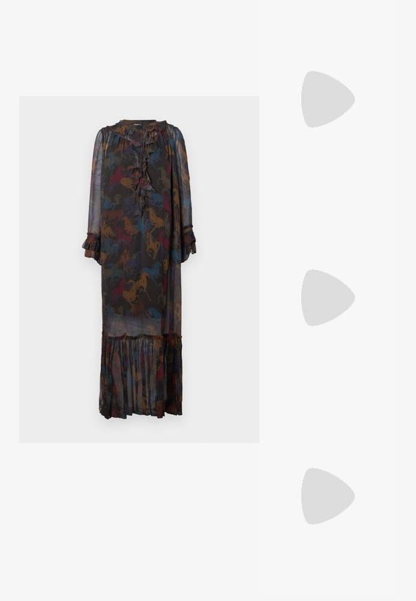 Duga prozirna crna haljina s višebojnim uzorkom konja, naboranim izrezom i manžetama te slojevitim rubom.; Bershka Sandale s visokom petom - black; Clutch torba u obliku srca, metalik srebrne boje, sa glatkom teksturom, zatvaranjem na kopču i srebrnom lancem.; Zlatna metalna narukvica s fluidnim, zavojitim dizajnom. Sadrži mali, istaknuti srebrni akcent na jednom kraju.