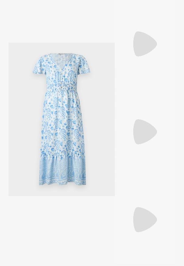Rochie maxi cu imprimeu paisley albastru, cu mâneci scurte tip puff, decolteu în V, talie elastică și tiv cu volane. Materialul prezintă modele florale.; Sandaie cu toc alb, cu vârful ascuțit, material superior neted, toc mic tip bloc și design cu decupaj lateral, cu curea ajustabilă.; Ochelari de soare rotunzi cu lentile întunecate și rame aurii. Modelul poartă un cardigan ribbed de culoare albastru deschis cu nasturi și mâneci albe în contrast.; Clutch Michael Kors din canva acoperit bej, cu un model repetitiv al logo-ului MK, accesorii din aur și o curea cu lanț detașabil.