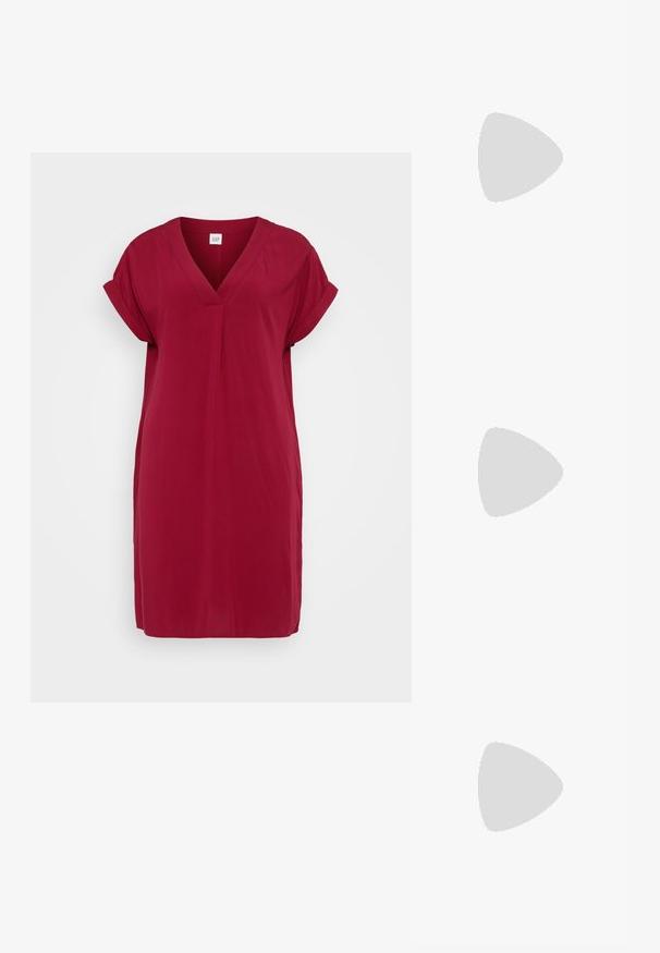 GAP DRESS - Dnevna obleka - very berry; Črne lakirane slingback pete s koničastim nosom in geometrijsko blokasto peto. Imajo eleganten, minimalističen dizajn in gladko teksturo.; Črna usnjena torbica s ukrivljeno obliko, z odstranljivo naramnico in zlatimi dodatki. Torbica ima pokrov s podrobnostmi v obliki zaponke.; Zlati prstan s organskim, zvitim dizajnom, gladko površino in taperiranimi konci, ki ustvarja modernega, skulpturalnega videza.