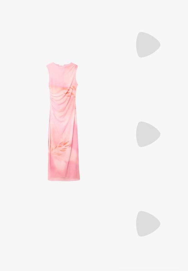 Sømløs kjole i letvægts pink stof, med sammensnøring på siden og et blomstermønster i bløde orange nuancer.; Sort læder kitten hæl sandal med tynde stropper, guldspænde og minimalistisk tå løkke på en hvid baggrund.; Sorte rektangulære briller med klare linser, der har slanke sorte stel og grå transparente brillestænger. Minimalistisk design, ingen synlig branding.; Furla SFERA CROSSBODY ROUND - Skuldertasker - cioccolato