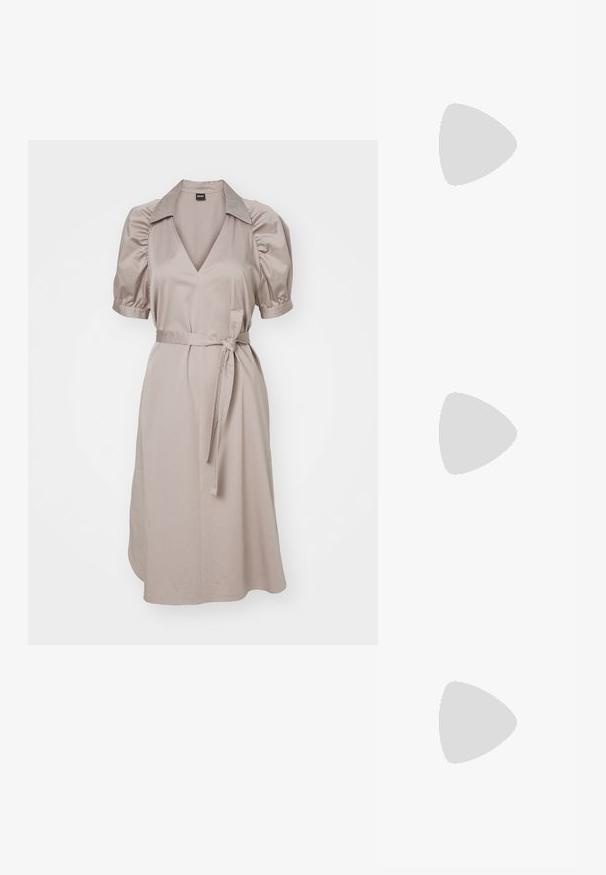 BOSS DEPERA - Kasdienė suknelė - open beige; Smailo nosiu slingback bateliai off-white oda, su žemu kulnu ir išpjovimo dizainu, turintys lygų paviršių ir minimalų akcentų skaičių.; Juoda odinė rankinė su struktūrizuotu dizainu, turi trumpą formą, viršutinę rankeną ir auksinius akcentus. Pridėtas reguliuojamas peties diržas.; Sidabrinės auskarų kilpos, turinčios lygų paviršių ir eilę mažų skaidrių akmenukų palei apatinį kraštą, su užsegimu ant smeigtuko.