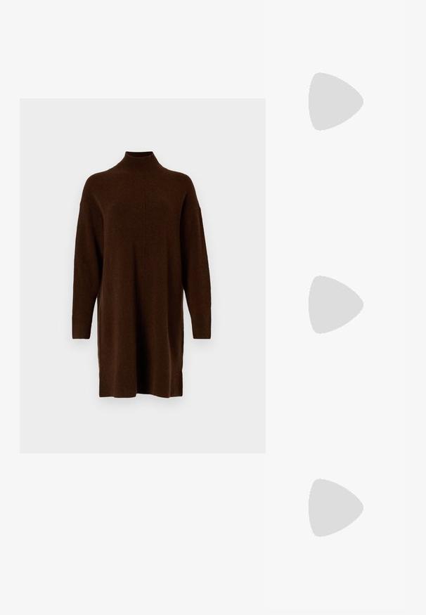 Brūns turtlenecks kleita ar garām piedurknēm, ribotām aprocēm un brīvu piegriezumu. Mīksta tekstūra un līdz ceļiem garš dizains.; Brahmas brūnas ādas ceļgala augstuma zābaki ar kvadrātveida papēdi, gluda tekstūra, noapaļots pirksts un dekoratīva zelta toņa detaļa augšā.; Melnā somiņa ar strukturētu formu, gludu tekstūru un metālu sprādzi. Saskaņota ar platām melnām biksēm un sandālēm ar atvērtu purngalu uz koka grīdas.; Piecu zelta auskaru komplekts, kas ietver dažādus dizainus: savītas, ribotas un gludas virsmas cilpās un pusmēness formās.