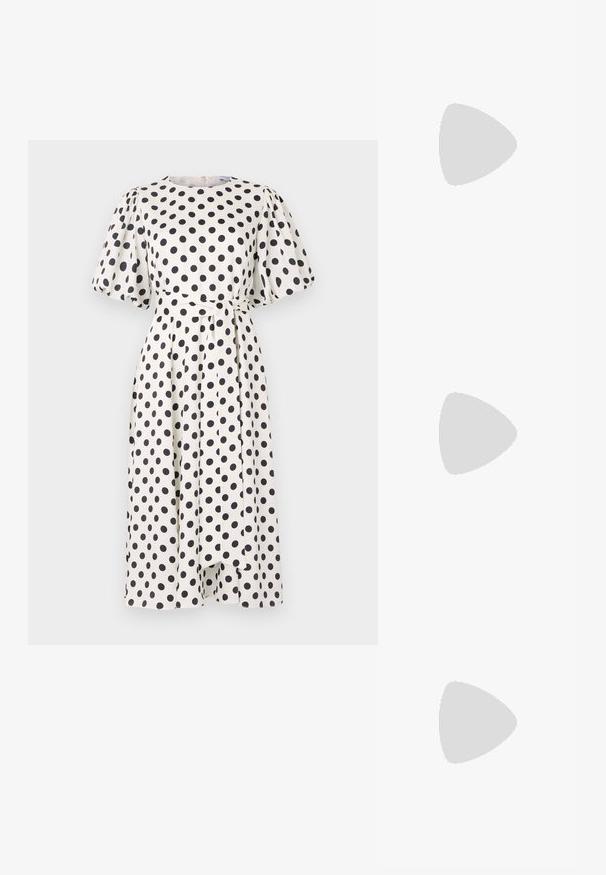Biała sukienka w czarne kropki, krótki puffed rękaw, okrągły dekolt i pasujący pasek w talii. Tkanina wydaje się gładka i lekka.; Czarne botki za kostkę wykonane z błyszczącego materiału, z kwadratowym noskiem i zwężającym się obcasem, na tle błyszczącego srebrnego tapicerowanego tła.; Czarna skórzana torba na ramię z dwoma długimi uchwytami, gładką teksturą i sztywną formą. Posiada przednią kieszeń dla dodatkowego przechowywania.; Srebrne kolczyki w formie obręczy o minimalistycznym designie. Okrągły kształt, gładka faktura i cienki profil. Lekkie, z polerowanym wykończeniem.