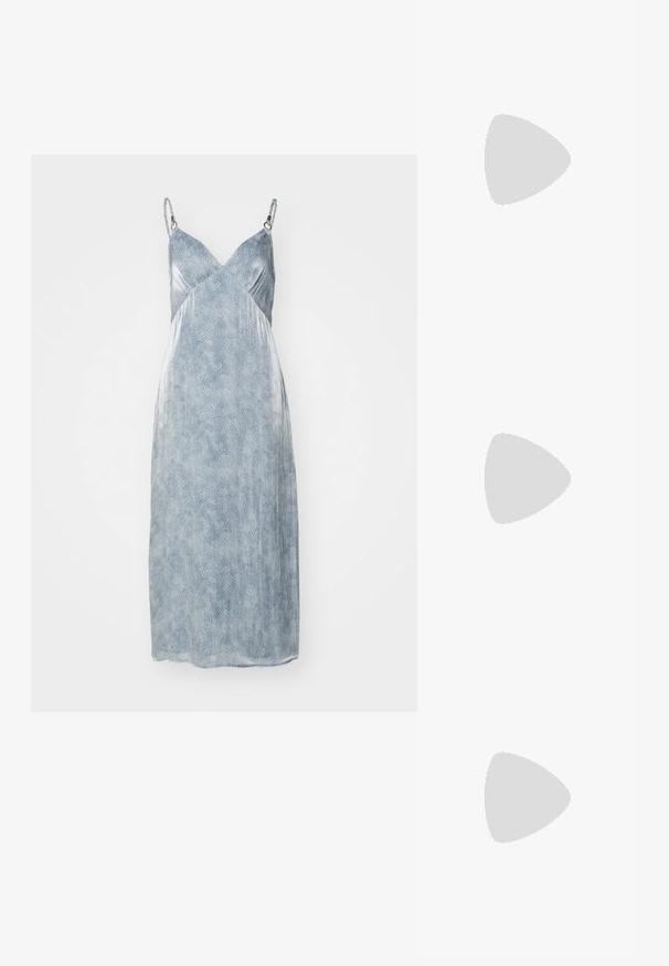 Robe de slip en satin bleu clair avec un motif texturé, dotée de bretelles réglables et d'un design à l'avant croisé. Mi-longue avec une finition lisse.; Escarpin slingback en vernis noir avec un bout pointu, présentant un imprimé serpent texturé, une sangle réglable et un petit talon bloc texturé.; Sac en cuir noir porté en travers avec deux poches avant, boucles dorées, fermeture zippée et une sangle fine. Surface texturée et forme rectangulaire compacte.; Boucles d'oreilles avec clou en métal doré et design torsadé. Chaque boucle d'oreille est dotée d'un arrière transparent circulaire pour un port sécurisé.