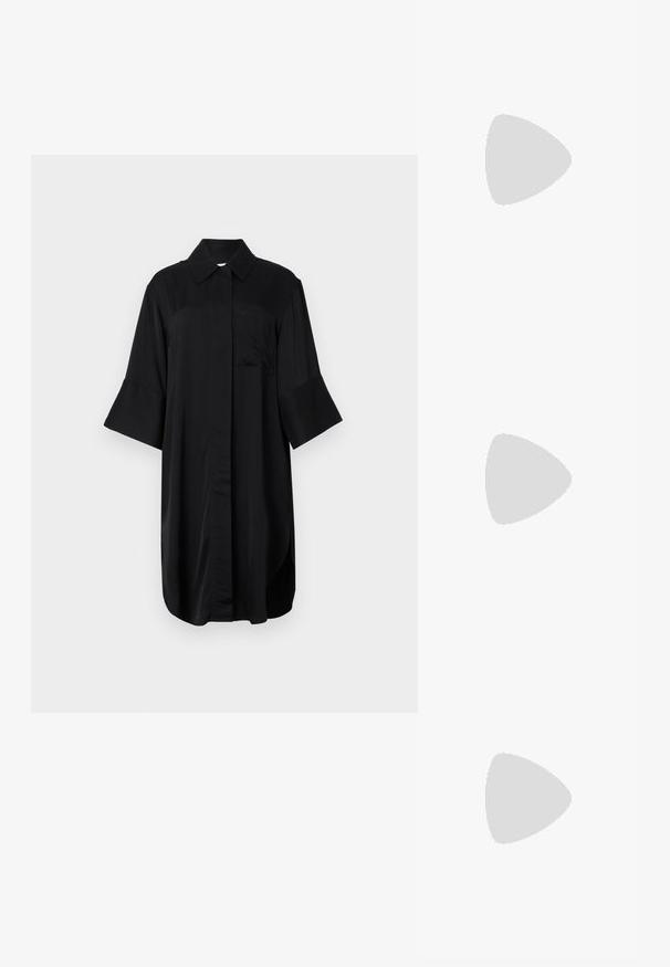 Svart skjortklänning med krage, korta klockärm, en framficka, och rak skärning med en mjuk yta.; Svarta högklackade sandaler har tunna remmar med en knuten design, en slät fyrkantig tå och en smal stilettklack.; Ljusgrå metallisk handväska med kedjestropp, prydd med små cirkulära metallnitar och en triangulär logotyp.; Silverfärgade hängande örhängen med en slät, blänkande yta. Rundad form, lätt design, med ett stift- och bakstängning.