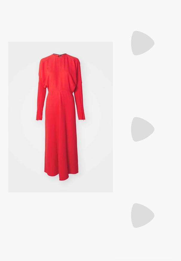 Victoria Beckham DOLMAN MIDI DRESS - Vestido de cóctel - red; Stuart Weitzman THEA - Sandalias - golden; Victoria Beckham DIA HOBO BAG - Bolso shopping - black; Uncommon Matters TWIST CREOLES - Pendientes - silver-coloured