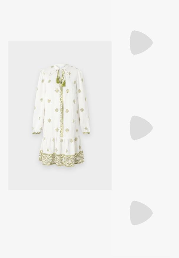 Bijela haljina dugih rukava s zelenim vezenjem, naboranim manžetama, vezanjem oko vrata i volanima na rubu, s cvjetnim i geometrijskim uzorcima.; Zlatni metalik slingback sandali s šiljatim vrhom i debelim potpeticama. Glatka tekstura, minimalistički dizajn i uski remen.; Žuta torbica od umjetnog krokodila sa strukturiranim dizajnom, gornjom ručkom, odvojivim lančićem i dekorativnim kristalnim ukrasom na kopči.; Zlatni prsten s teksturiranim, valovitim dizajnom koji ima tri istaknuta vrha. Glatka, sjajna površina s otvorenom trakom za podešavanje veličine.