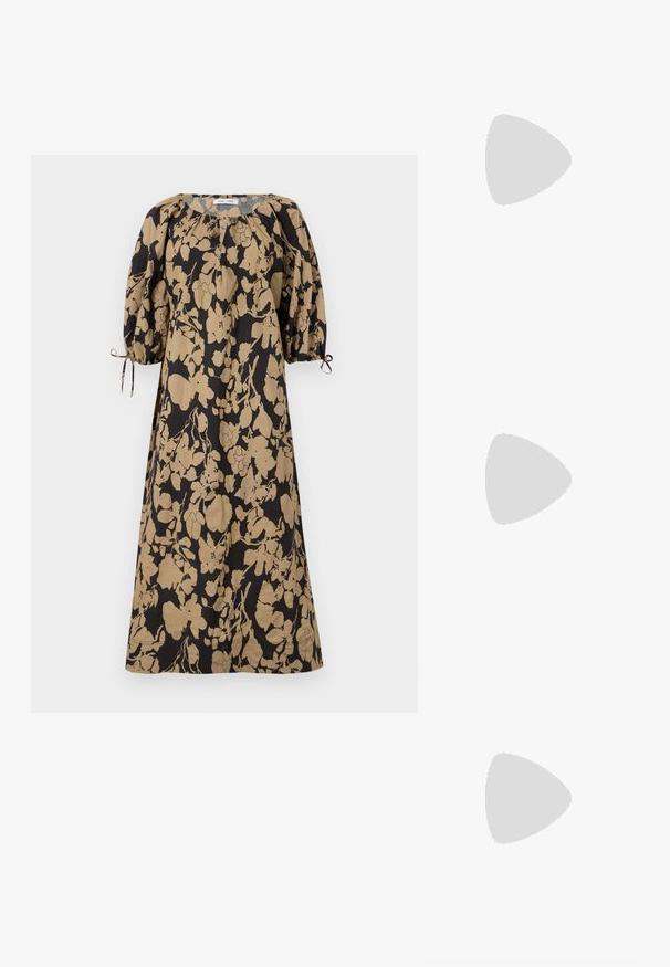 Robe à motif floral en noir et beige, avec une coupe ample, des manches bouffantes et des liens ajustables aux poignets. Fabriquée en tissu léger.; Chaussure à talon aiguille à bout pointu avec un schema de couleurs argent, or et nude. Fini brillant avec un design découpé, dotée d'un talon stiletto.; Pochette en métal argenté avec une forme douce et arrondie et un fermoir en haut noué. Fabriquée en simili cuir lisse.; Boucles d'oreilles en argent au design minimaliste. Forme circulaire, texture lisse et profil fin. Légères avec une finition polie.