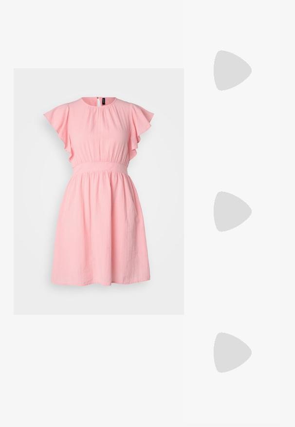 Rotes kurzes Kleid mit schwingenden Ärmeln, rundem Ausschnitt, tailliertem Schnitt und fließendem Rock. Hergestellt aus leichtem, strukturiertem Stoff.; Schwarze Lederpumps mit spitzem Zehenbereich und niedrigem Blockabsatz. Mit einem Knöchelriemen und einer goldfarbenen Schnalle. Glatte Textur.; Schwarze übergroße Sonnenbrille mit getönten Gläsern, dicken Rahmen und goldfarbener Kettendetaillierung an den Bügeln.; Schwarze Handtasche mit strukturierter Form, glatter Textur und einem metallischen Verschluss. Kombiniert mit weiten schwarzen Hosen und offenen Sandalen auf einem Holzboden.