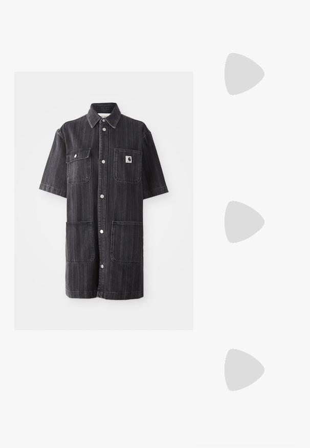Krótki denimski jopiček s kratkimi rokavi v temno indigo barvi z navpičnimi črtami. Ima dva sprednja žepa in majhen logotip na levi prsni strani.; Rdeče lakirane slingback balerinke s podolgovatim nosom in dvema prečnima trakoma, okrašenima s kvadratnimi kovinskimi zaponkami. Oblika z nizko peto.; Koralen nakupovalna torba z teksturiranim, nabranim dizajnom. Izdelana iz mehkega blaga, opremljena s svojima dvema trdnima ročajema in prostornim notranjostjo.; Set srebrnih uhani: dva ovalna ušesa in dve obročni obliki, z visokim sijajem, gladko površino in okroglo obliko.
