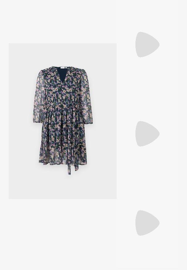 Vestido com estampado floral feito de tecido transparente, apresentando uma base azul-marinha, decote em V, mangas longas e uma saia plissada com detalhe de laço.; Sandy em verniz preto com salto slingback, ponta afilada e salto geométrico. Apresenta um design elegante e minimalista com textura suave.; Bolsa de couro preta com forma curva, alça destacável e detalhes em dourado. A bolsa possui uma aba com detalhe de fivela.; Brincos em tom de ouro com formas onduladas e texturizadas. Inclui studs escultóricos com presilha e um design de argola aberta com um acabamento martelado.