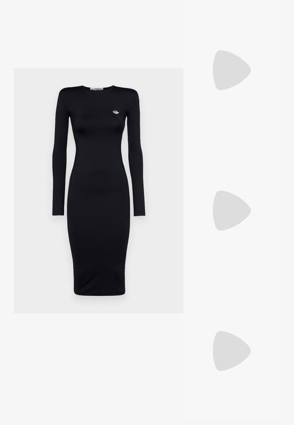 Juodas ilgos rankovės midi suknelė, turinti prigludusią siluetą, pagaminta iš lygaus audinio, su maža siuvinėta logo ant krūtinės.; Juodas odinis slingback tipo batai su smailiu priekiniu atvartu, dekoratyvinėmis sagtimis su metaliniais akyčiais ir žemu blokiniu kulnu. Saldus paviršius.; Juodas odinis rankinės maišas su tekstūruota paviršiumi, sidabrinės spalvos detalės, užsegimas su spaustuku ir trumpa rankena nešimui. Kompaktiškas ir struktūrizuotas dizainas.; Michael Kors PREMIUM - Auskarai - gold-coloured