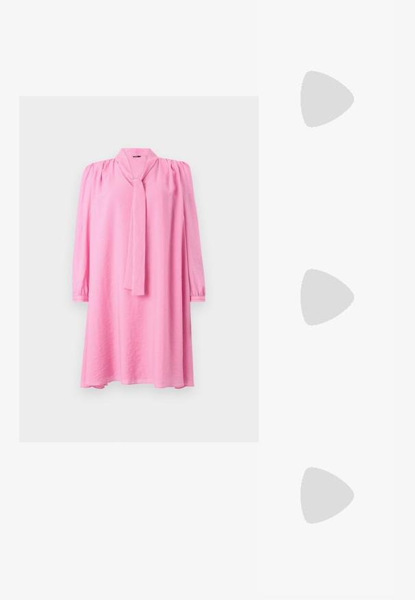 Rosa, langermet kjole med knytekrage, som har samlet detaljer på skuldrene. Glatt tekstur med en avslappet passform og utvidet nederkant.; Svart spiss tå slingback-sko med lav hæl, laget av jevnt skinnmateriale og med utskåret design på siden for pusteevne.; Svart lærveske med en strukturert design, doble topphåndtak, gullfarget spenneakent og preget merke-logo foran.; Klare akrylringer med gullfarget metalldetaljer og en polert finish. Har en jevn, sirkulær design.