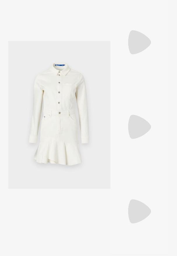 Off-white denimkjole med lange ermer, knaplukning foran, brystlomme og volangkant. Simpelt design med en moderne silhuett.; Svart spiss tå slingback-sko med lav hæl, laget av jevnt skinnmateriale og med utskåret design på siden for pusteevne.; Svart skinnhåndveske med buet form, smal håndtak, sølvfarge glidelås og Calvin Klein-logoen på forsiden. Glatt tekstur og minimalistisk design.; Sølvøreringer med en jevn, buet design. Har en blank metallisk finish og en studlås. Ingen synlige mønstre eller aksenter.