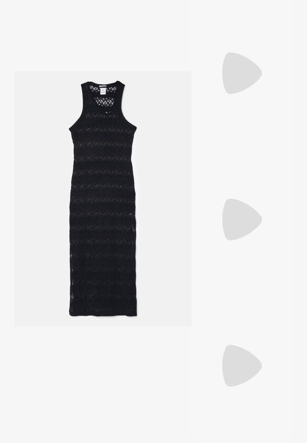 Svart stickad klänning med lång, åtsittande form. Har ett strukturerat randigt mönster och en rundad halsringning. Lätt och ventilerande material.; Stuart Weitzman STUART - Pumps - black; Svart läder halv månformad väska med en guldfärgad detalj och dragkedja. Bärs över kroppen över en grå tröja.; Orrhängen i guldton med en knutdesign. Varje örhänge har en cirkulär klar baksida för säker användning.