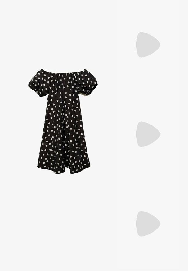 Rochie neagră fără umeri, cu buline albe, mâneci bufante și o siluetă fluidă. Fabricată dintr-un material ușor, cu o textură fină.; Sandale din pielă maro, cu două catarame ajustabile, talpă din plută și talpă din cauciuc texturat, purtate pe picioarele goale pe un podea de beton.; Ochelari de soare supradimensionați negri cu lentile maro. Dispun de brațe unice cu dungi în verde și roșu, precum și accente din metal aurie. Formă pătrată.; Geantă tote din piele împletită, maro, cu mânere noduri, purtată de o persoană îmbrăcată cu blugi albastru deschis și pantofi negri cu talpă groasă. Suprafață netedă și texturată.