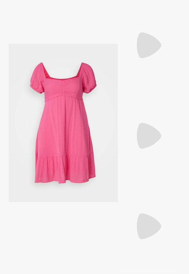 Vestido rosa de manga curta com decote quadrado, corpete franzido e bainha rodada com um acabamento de volantes. Tecido leve.; Bota ankle em camurça castanha com ponta quadrada e salto bloco baixo, com fecho lateral em zíper, apresentada em perfil sobre um fundo branco.; Bolsa de ombro em pele preta com textura suave, forma curva, alça ajustável e fecho com zip. Design minimalista sem adornos.; Brincos em tom de ouro com formas onduladas e texturizadas. Inclui studs escultóricos com presilha e um design de argola aberta com um acabamento martelado.