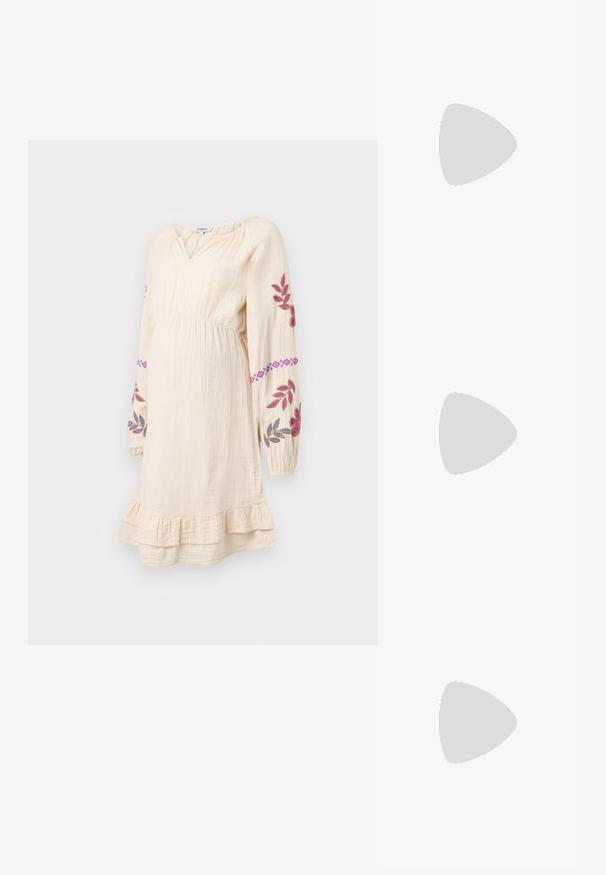 Vestido de maternidade creme com mangas longas, cintura franzida e bordado floral em rosa e azul. Apresenta uma bainha com volantes.; Sabrinas de cerâmica preta com salto bloco, bico apontado e um design com recortes arredondados. Apresenta um detalhe em fivela de tom dourado.; Óculos de sol oversized pretos com lentes degradê, armações grossas e detalhes em corrente dourada nas hastes.; Bolsa preta com forma estruturada, textura suave e um fecho metálico. Combinada com calças largas pretas e sandálias de salto aberto sobre um chão de madeira.